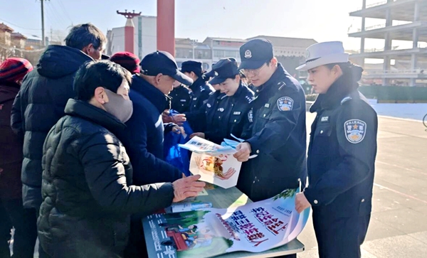 合阳交警开展交通安全宣传.