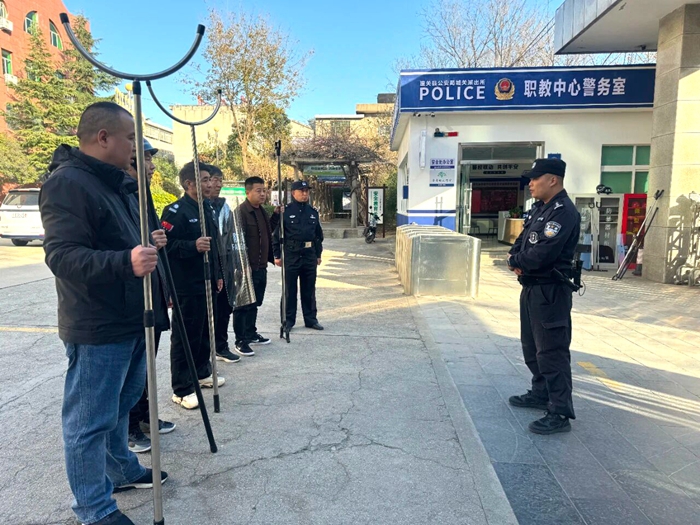 潼关县公安局为青少年健康成长撑起法治蓝天。