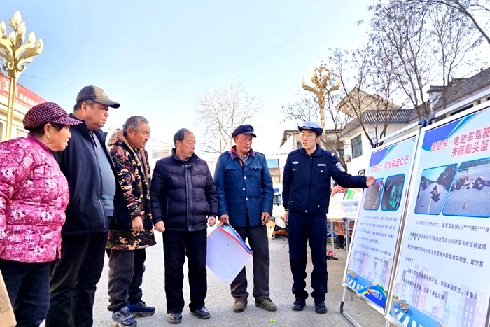 华州公安交警进集市开展交通安全宣传活动。
