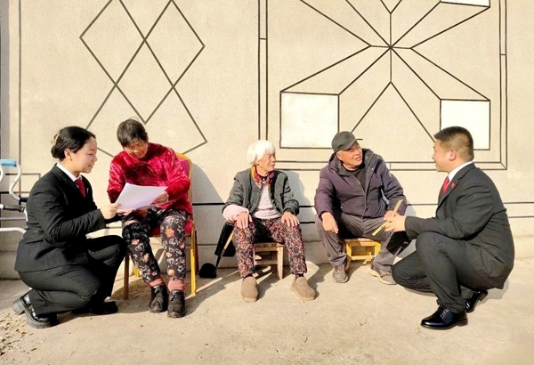 潼关法院开展普法宣传活动。