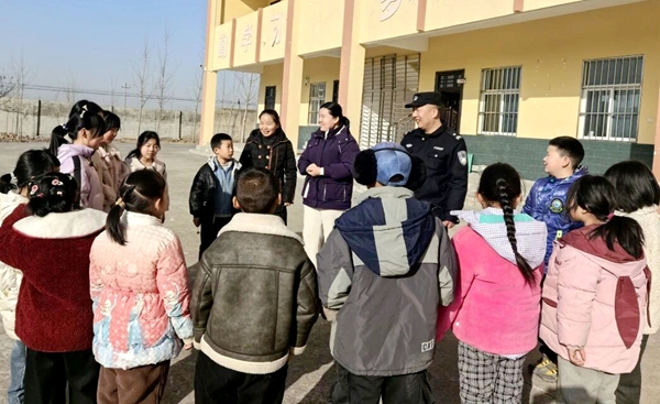 华州公安走进辖区小学开展“金盾护苗”安全教育宣传活动。