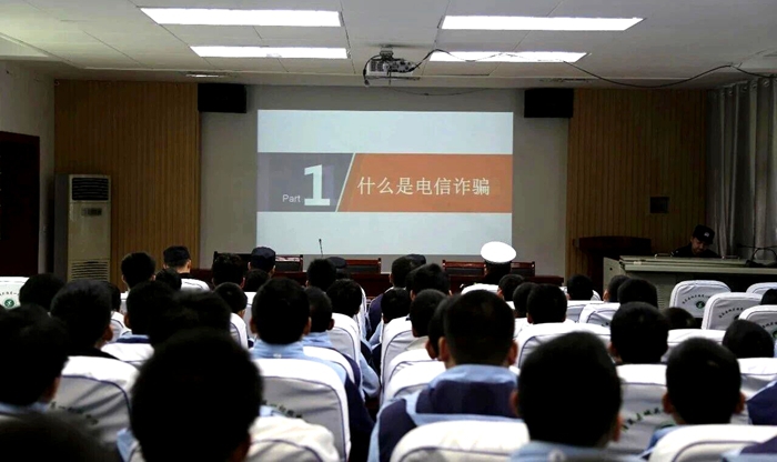 潼关县公安局进学校开展集中法律宣讲活动。