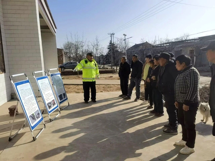 蒲城公安交警走进七一村为村民讲解交通安全知识。