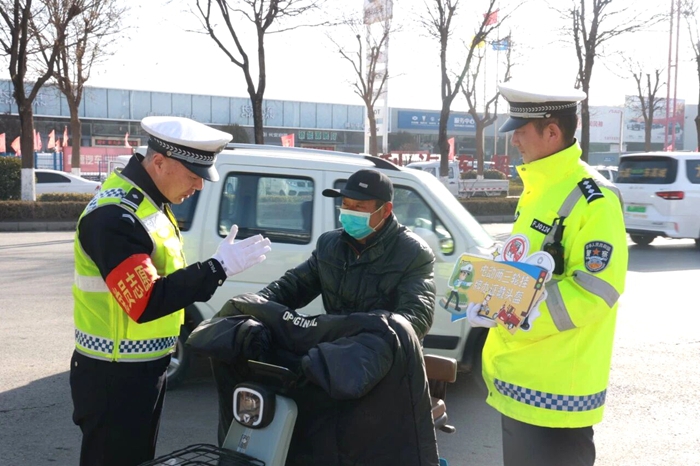 大荔交警深入乡村开展交通安全宣传。