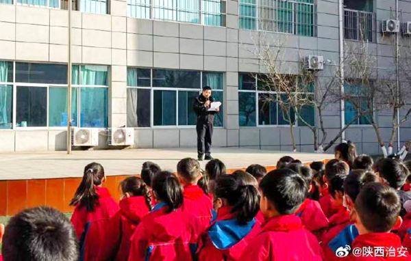 韩城新城派出所民警进新城三小开展安全知识宣传活动。