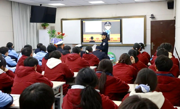 大荔县公安局禁毒大队走进城郊中学开展主题宣传活动.