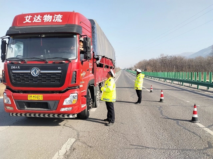 华州交警严查交通违法行为。