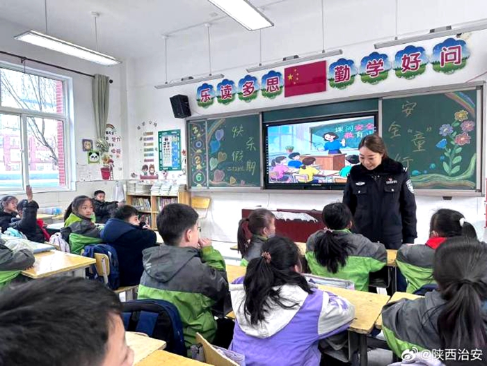 韩城新城派出所进新城七小开展假前安全课堂。