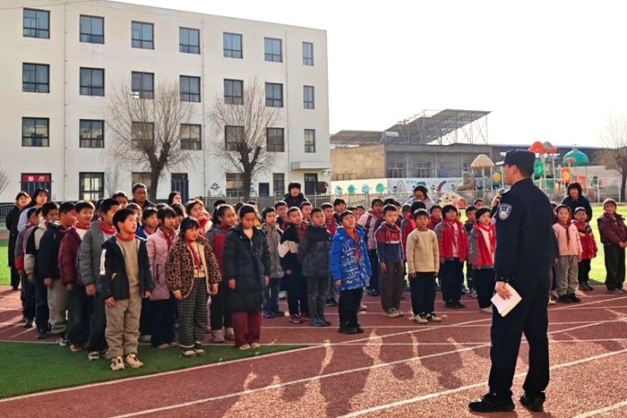 渭南市公安局华州分局柳枝派出所深入渭滨小学开展寒假安全主题宣教活动。