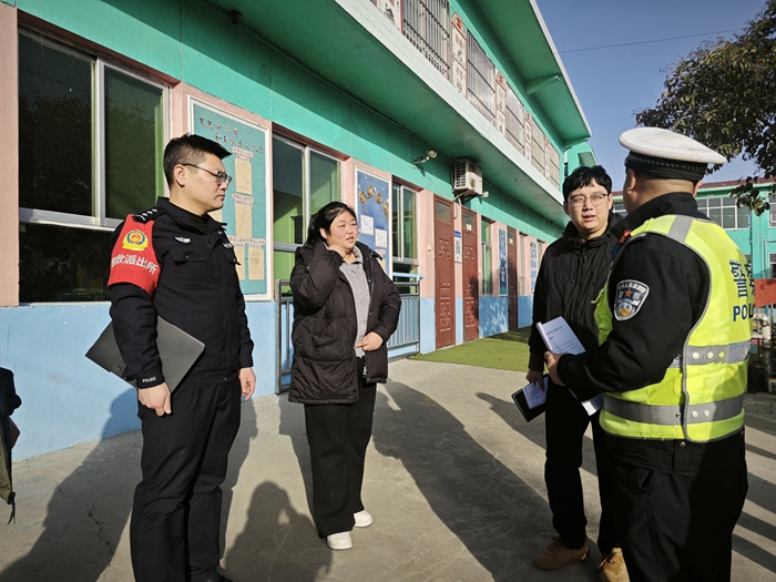 华阴市公安局罗敷派出所联多部门深入开展辖区中小学“金盾护苗”工作。