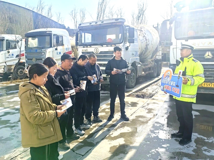 临渭交警深入企业开展交通安全宣传。