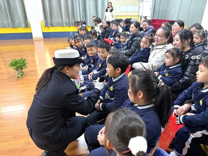 大荔公安交警深入蓓蕾北城幼儿园开展交通安全宣传教育活动。