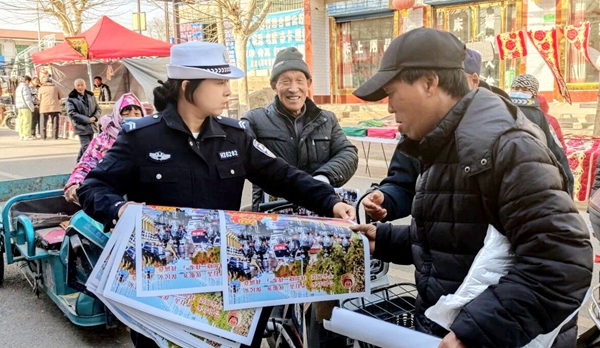 合阳交管大队深入农村集市开展交通安全宣传.