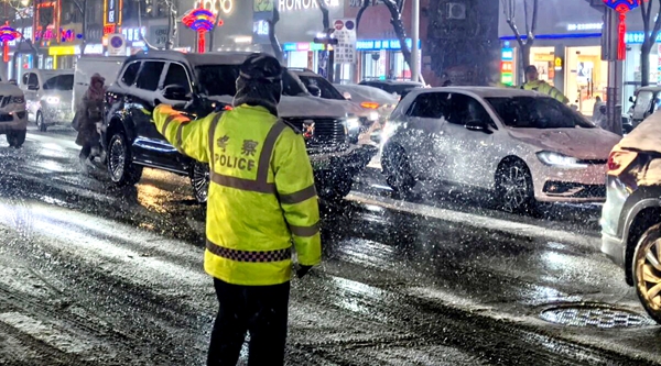 大荔公安为辖区群众筑牢雪天出行安全屏障。