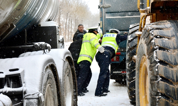 蒲城公安交警：风雪中紧急救援，力保隐患路段畅通。