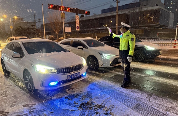 高新交警全力守护群众出行平安路。
