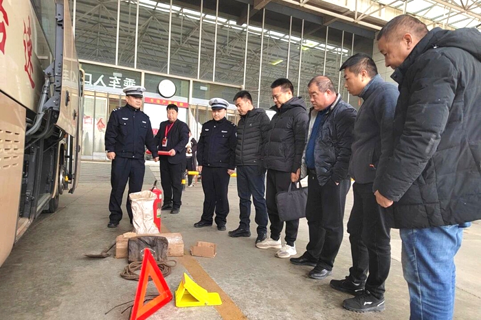 渭南市公安局华州分局交管大队深入辖区重点客货运输企业开展交通安全强化工作。