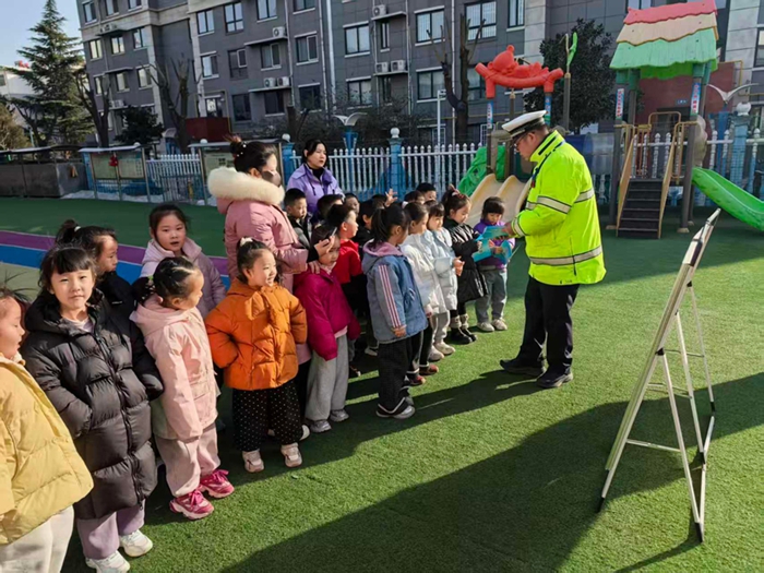 韩城市公安局交通管理大队深入辖区中小学、幼儿园开展“寒假安全伴我行”主题宣传活动。