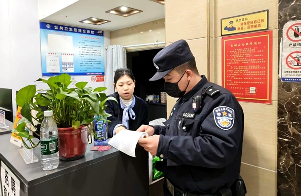 潼关公安开展未成年人保护专项夜查行动。 潼关公安开展未成年人保护专项夜查行动。