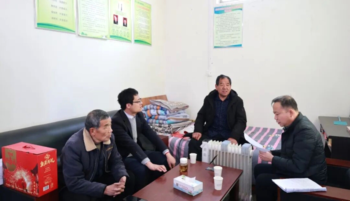 澄城县人民检察院党组书记、检察长刘开锋带领干警前往乡村振兴包联村交道镇卓里村，开展走访慰问活动。