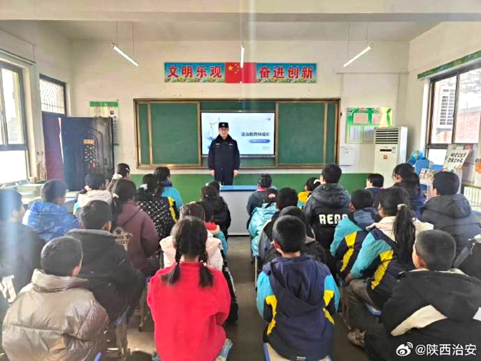 渭南合阳县公安局王村派出所组织民警，深入南蔡小学开展“法治进校园”宣讲活动。