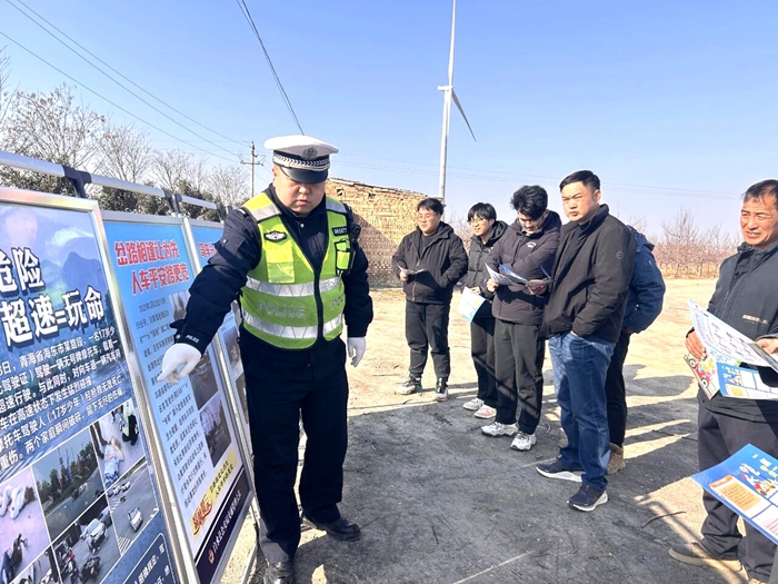 白水公安交警针对事故多发路段开展精准宣传。