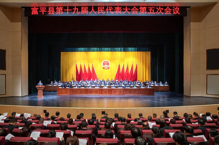 富平县人民检察院检察长许军望向富平县第十九届人民代表大会第五次会议作检察工作报告。