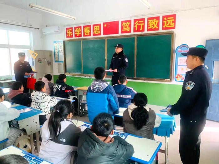 白水公安北塬派出所进学校进行检查督导并讲法治课。 白水公安北塬派出所进学校进行检查督导并讲法治课。