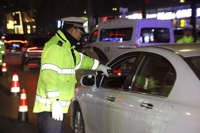 临渭交警大队开展酒驾醉驾夜查行动。 临渭交警大队开展酒驾醉驾夜查行动。
