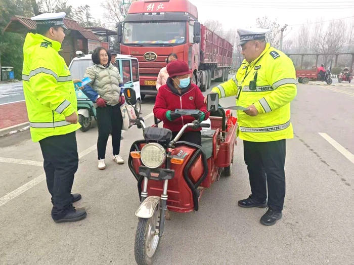 华州公安交警开展“一盔一带”主题交通安全宣传活动。 华州公安交警开展“一盔一带”主题交通安全宣传活动。