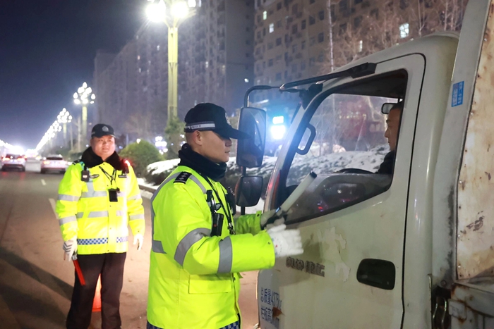 大荔县公安局交通管理大队开展夜查酒驾醉驾整治行动。 大荔县公安局交通管理大队开展夜查酒驾醉驾整治行动。