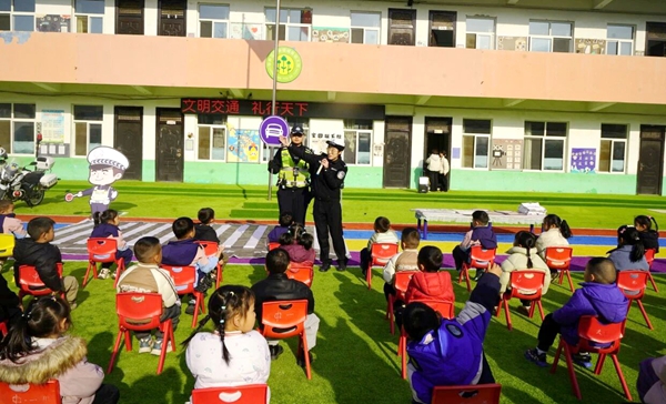 华州交警开展“寒假安全第一课”交通安全宣传活动。 华州交警开展“寒假安全第一课”交通安全宣传活动。