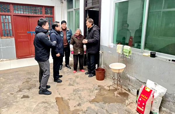 区法院党组书记、院长张东亮带队到包联村看望慰问困难群众。 区法院党组书记、院长张东亮带队到包联村看望慰问困难群众。