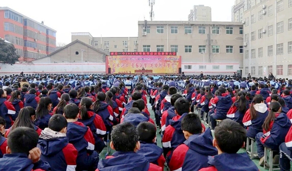 潼关县公安局“金盾护苗”宣讲团走进城关一中开展法治宣讲。 潼关县公安局“金盾护苗”宣讲团走进城关一中开展法治宣讲。