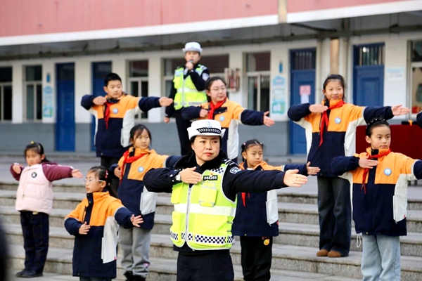 合阳交警进校园开展交通安全宣传。 合阳交警进校园开展交通安全宣传。