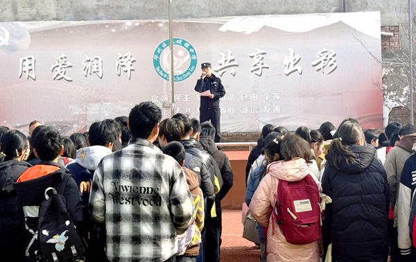 华州公安进校园开展安全宣讲活动。 华州公安进校园开展安全宣讲活动。