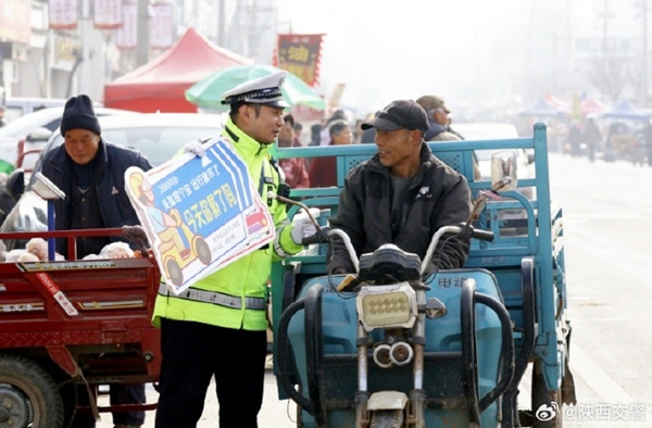 临渭交警开展交通安全精准宣传活动. 临渭交警开展交通安全精准宣传活动.