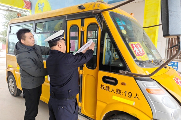 大荔公安交警对校车进行统一封存. 大荔公安交警对校车进行统一封存.