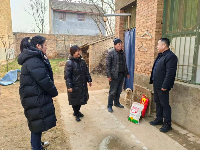 临渭区检察院扎实开展“送温暖、办实事”“送政策、优服务”活动。