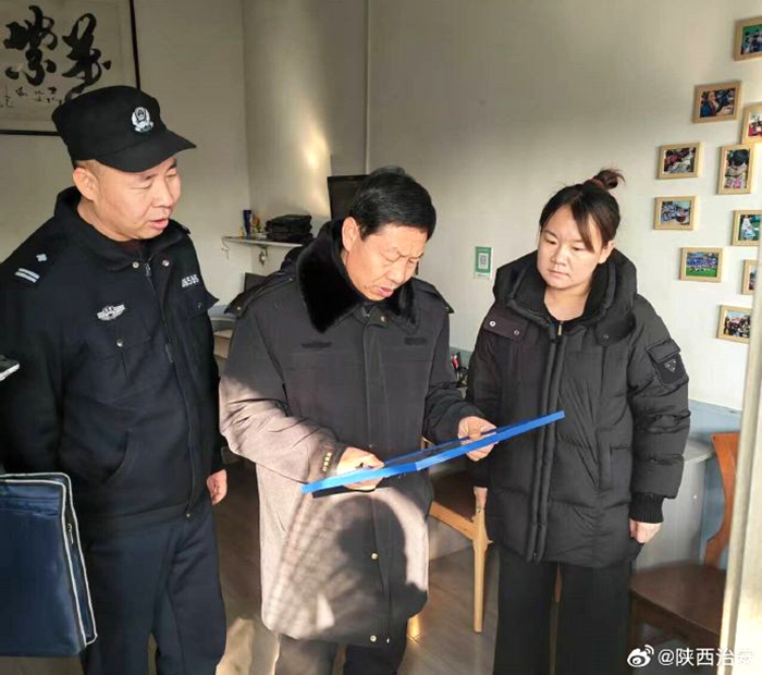 韩城公安深入小区开展消防安全检查。