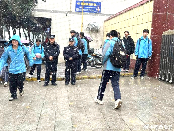 韩城公安新城派出所全面投入“护校安园”，为辖区初中生安全放假保驾护航。