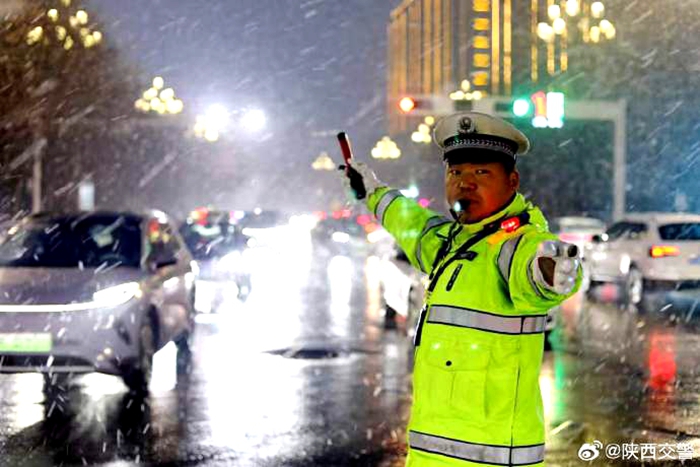 临渭交警闻雪而动，守护回家路。