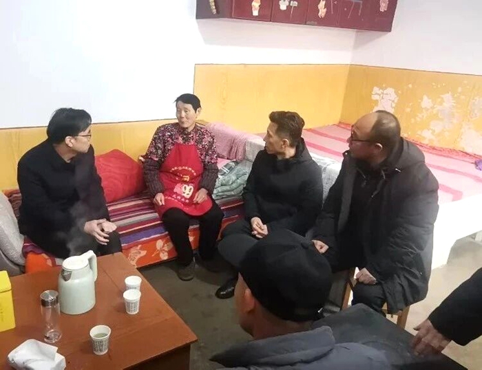 韩城市人民法院徐天宝院长带头走访 深入一线送温暖优服务。 韩城市人民法院徐天宝院长带头走访 深入一线送温暖优服务。