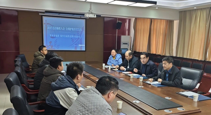 临渭区法院党组书记、院长张东亮带队深入企业开展“送政策,优服务”活动。 临渭区法院党组书记、院长张东亮带队深入企业开展“送政策,优服务”活动。