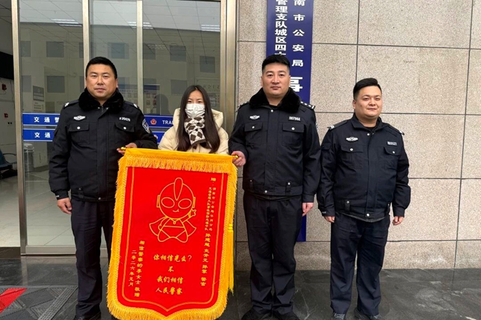 华州民警暖心相助获赠锦旗。 华州民警暖心相助获赠锦旗。