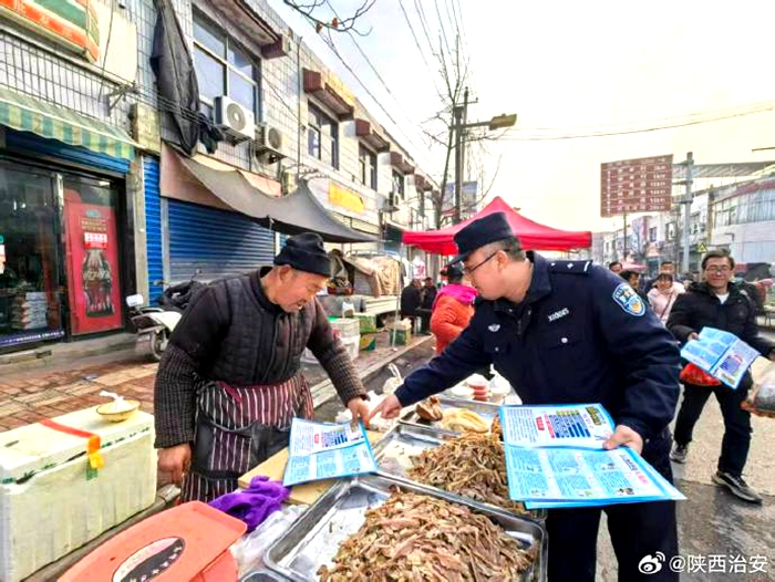 韩城昝村派出所组织民辅警走进昝村街道“逢三大集”,向群众宣讲防范电信网络诈骗常识。 韩城昝村派出所组织民辅警走进昝村街道“逢三大集”,向群众宣讲防范电信网络诈骗常识。