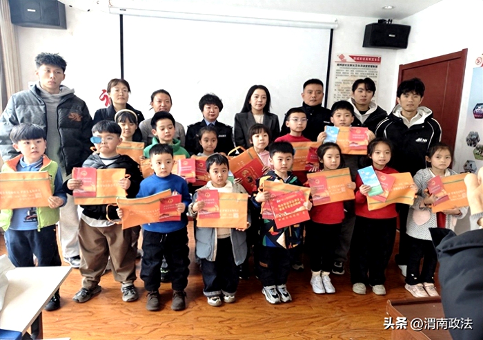 韩城市司法局走进禹明宫社区开展未成年人普法讲座。 韩城市司法局走进禹明宫社区开展未成年人普法讲座。