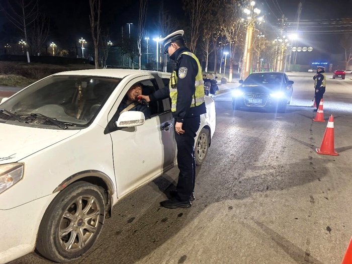 白水交警严查交通违法行为。 白水交警严查交通违法行为。