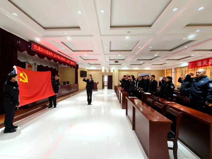 潼关法院开展二月份“主题党日”活动。 潼关法院开展二月份“主题党日”活动。