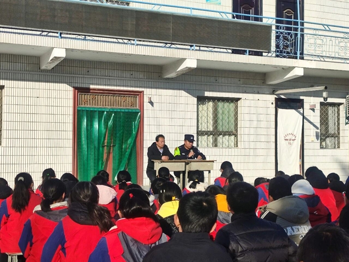 合阳公安黑池派出所开展“送法进校园”主题宣讲活动。 合阳公安黑池派出所开展“送法进校园”主题宣讲活动。